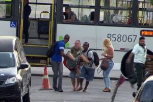 Passageiros de ônibus carregam idoso até hospital, ninguém ajuda e homem morre