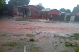 VÍDEO: basta chover 10 minutos, que moradores do bairro Cidade Morena ficam ‘ilhados’