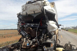 Motorista de MS morre preso às ferragens após colisão entre caminhões