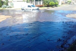 Moradores denunciam clube por alagar ruas de bairro nobre após limpeza de piscina