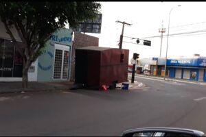 Visibilidade zero: garaparia e trailer em esquina aumentam riscos de acidentes na Presidente Vargas