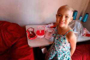 VÍDEO: guerreira, Julia enfrenta leucemia e faz bonequinhas de porcelanas para vencer o tédio