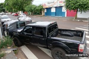 Carro capota em acidente envolvendo três veículos, mas ninguém se fere em Campo Grande