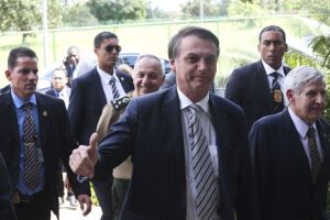 Decreto sobre posse de arma sai este mês, diz Bolsonaro