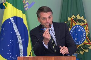 Bolsonaro assina decreto que facilita a posse de armas