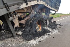 Carreta carregada de sal pega fogo em rodovia de MS