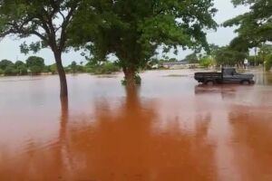 Chuva forte arranca asfalto, alaga ruas e faz lago transbordar em duas cidades de MS