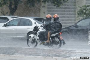 Chuva forte espanta tempo abafado e 'molha bem' centro de Campo Grande