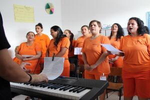 Com trabalho voluntário, poder motivador da música é transmitido a detentas em presídio da Capital