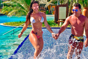 Eduardo Costa irrita internautas ao chamar namorada de 'gorda' e 'dona onça' em banho de piscina