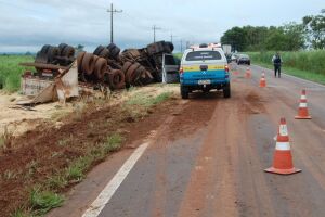 Carreta invade pista contrária e tomba em rodovia de MS