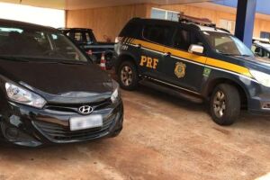 PRF prende dois com carro roubado no PR em direção ao Paraguai