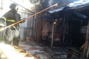 Conhecimento ponto de usuários de drogas, casa no Beco do Borrowisk é incendiada