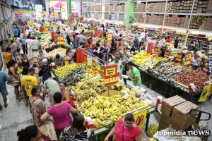 Enquete: Brasil deveria proibir mercados de jogar excesso de comida no lixo, dizem leitores