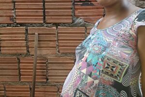 Adolescente grávida de oito meses precisa de doação de itens de bebê na Capital