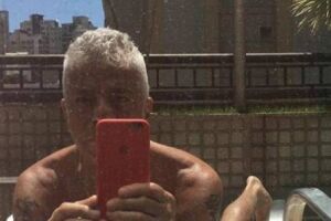 Lulu Santos faz selfie exibindo a aliança de casado durante banho de sol em  BH