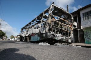 Ceará tem terceira noite seguida de ataques; carros foram incendiados em concessionária e shopping