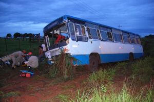 Ônibus com 21 trabalhadores cai em ribanceira e deixa 8 feridos
