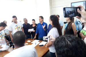 Marquinhos assina decreto que dá 'upgrade' em salário dos administrativos da saúde