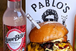 Restaurante homenageia Pablo Escobar e oferece até hambúguer com pó simulando cocaína