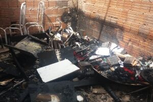 Moradores se revoltam após duplo homicídio e colocam fogo em casa de suspeitos