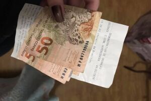 Honestidade em ação: jovem encontra R$ 100 em banco e procura dono na Capital