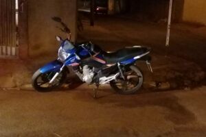 Motociclista invade preferencial e bate em outra moto