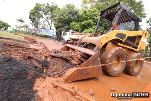 DIA DE FAXINA: técnicos da prefeitura amanhecem nas ruas para reparar estragos da chuva