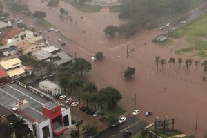 CAMPO GRANDE ALAGADA: meia hora de chuva faz cidade ‘afundar em água’
