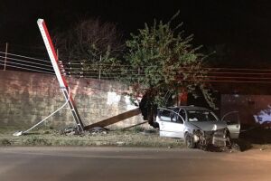 Bêbado, motorista bate veículo em poste de iluminação e muro de residência em MS