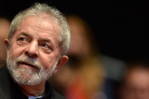 Lula é condenado por corrupção e lavagem de dinheiro em ação sobre sítio de Atibaia