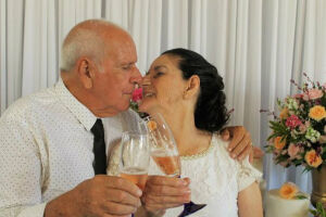 Casal de idosos que se conheceu no Tinder oficializa união