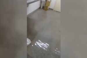 VÍDEO: paciente registra posto de saúde inundado pela chuva na Capital