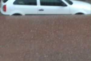 Chuva forte alaga ruas e arrasta carros em cidade de MS