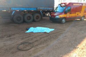 Motorista é atingido por aro de caminhão ao encher pneu, é arremessado e morre