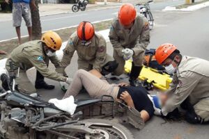 Ao desviar de pedestre, mulher cai de moto e fica ferida