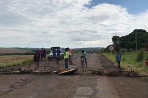 Índios bloqueiam rodovia MS-384 contra fechamento de sala de aula