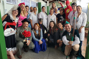 Bebês e familiares recebem visitas de super-heróis na Maternidade Cândido Mariano