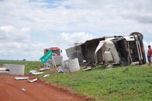 Prejuízo: caminhão tomba e destrói carga de manilhas na BR-060