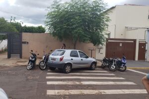 VÍDEO: carro bloqueia garagem, ocupa faixa de pedestre e põe crianças em risco perto de escola