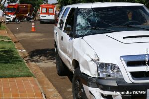 Motociclista é jogado contra para-brisa de caminhonete após batida em cruzamento no Santa Luzia