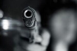 Mulher flagra marido na cama com outra, saca pistola 9 mm e atira