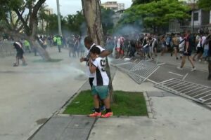 Torcedores do Vasco são feridos pela PM após serem impedidos de entrar no Maracanã