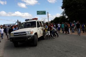 Em manhã tensa na fronteira, Maduro e Guaidó convocam manifestações