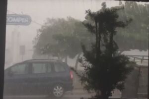 VÍDEO: leitor registra chuva e 'ventalhão' perto de supermercado na Bandeirantes