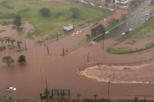 Em menos de 3 horas de chuva, carros ficam imersos na água próximo ao Shopping Campo Grande