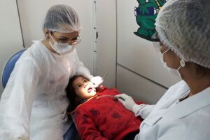 Prefeitura nomeia aprovados em concurso para auxiliar de saúde bucal e dentistas