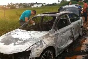 Pistoleiros abandonam carro em chamas após ataque a ex-motorista de Pavão