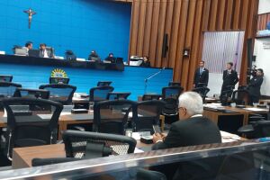 Na Lata: golpe de 64 se fortalece e deputado lê sobre torturas na ditadura para plenário vazio