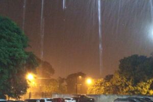 Chuva volta a cair com força na noite desta segunda-feira em Campo Grande